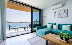 Stunning 1-Bed Bayside Apartment With Superb Views